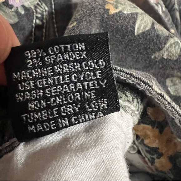 GOGO Women's Floral Gray Jeans - Picture 4 of 4